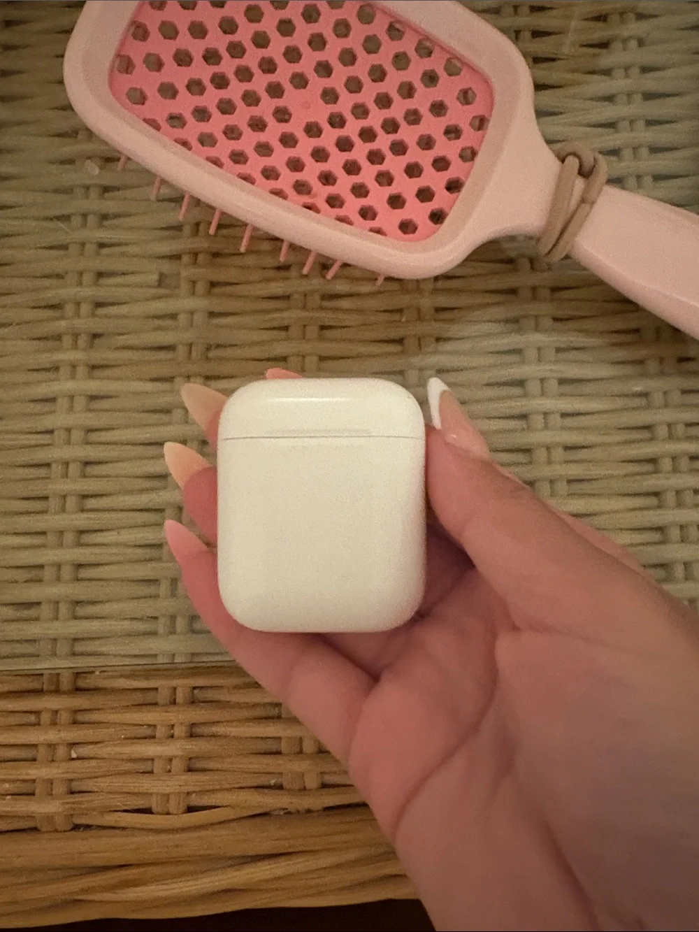 Apple White Wireless Earbuds Charging Case